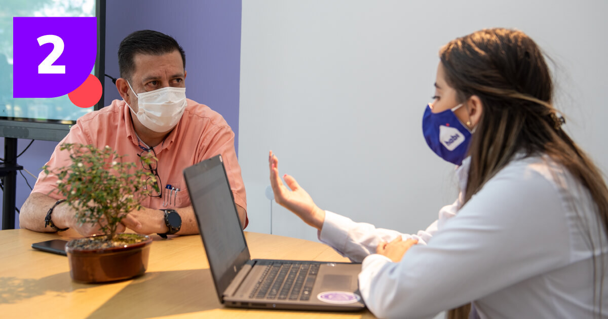 Cliente Habi recibiendo asesoría para vender su inmueble