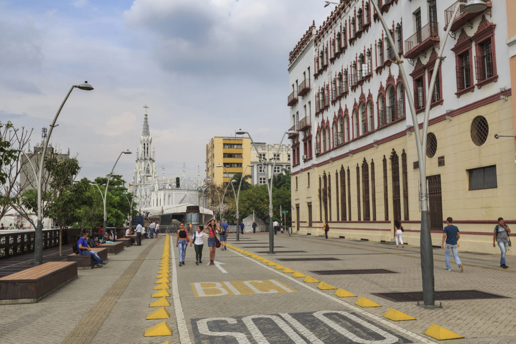 Vender apartamento en Cali será 30 veces más rápido Personas en Cali caminando en la calle