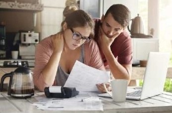 Jóvenes buscan en el computador cómo vender casa para pagar deudas