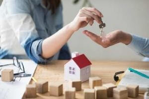 Persona planeando vender casa para pagar deudas