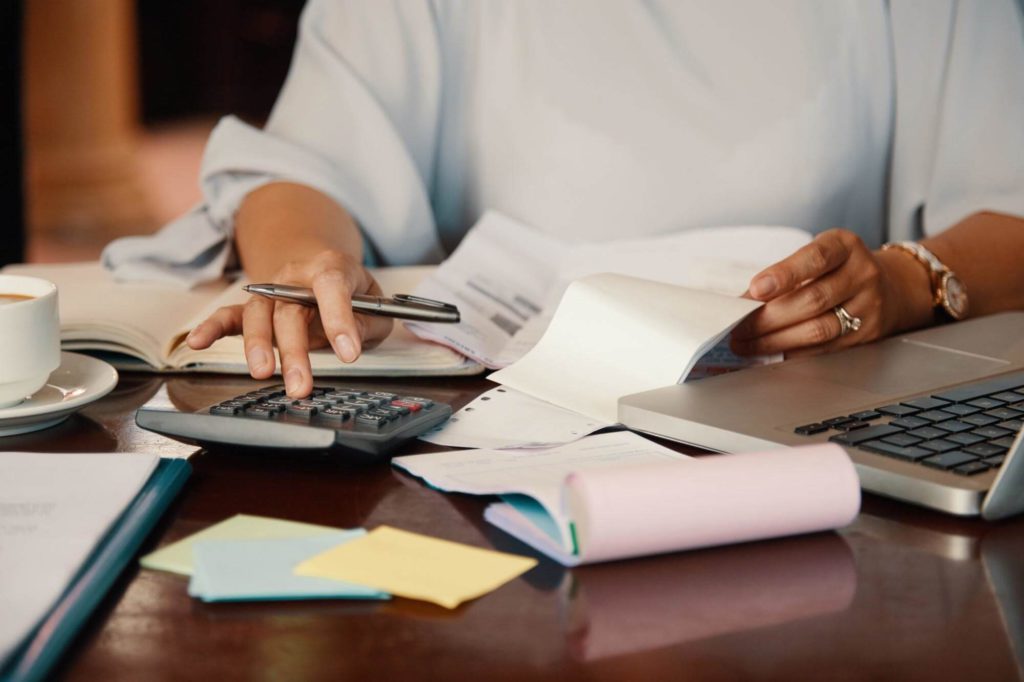 Persona contando dinero del salario minimo