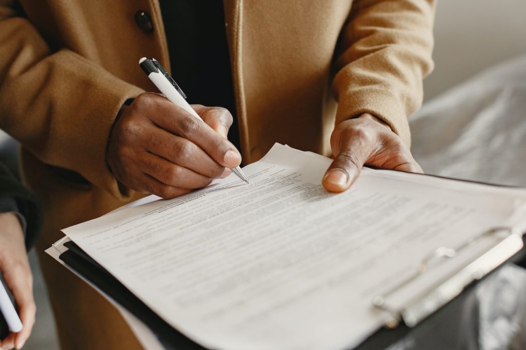 Hombre firmando un pacto de retroventa