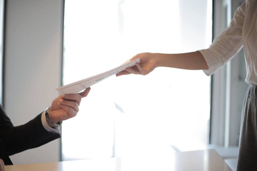 Comprador y vendedor sujetando una carta de intención de compra